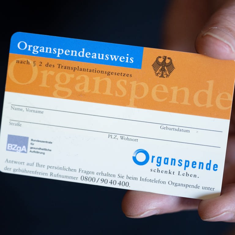 Hand hält Organspendeausweis (Foto: dpa Bildfunk, picture alliance/dpa | Hendrik Schmidt)