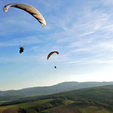 Gleitschirme in der Luft (Foto: IMAGO, IMAGO / VIADATA)