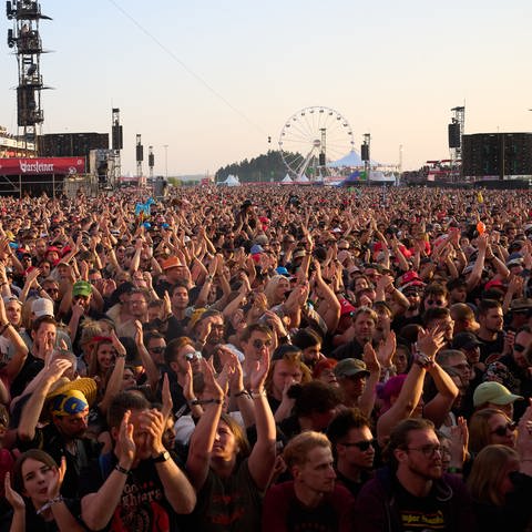 Zehntausende stehen vor der Hauptbühne bei Rock am Ring 2023 (Foto: dpa Bildfunk, picture alliance/dpa | Thomas Frey)