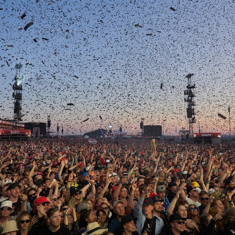 Konfetti regnen während des Auftritts der Rapper von KIZ vor der Hauptbühne des Festivals Rock am Ring ins Publikum. (Foto: dpa Bildfunk, picture alliance/dpa | Thomas Frey)
