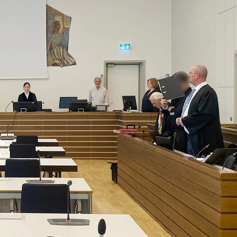Gerichtssaal. Angeklagter, Verteidiger und Richter im Saal. (Foto: SWR)