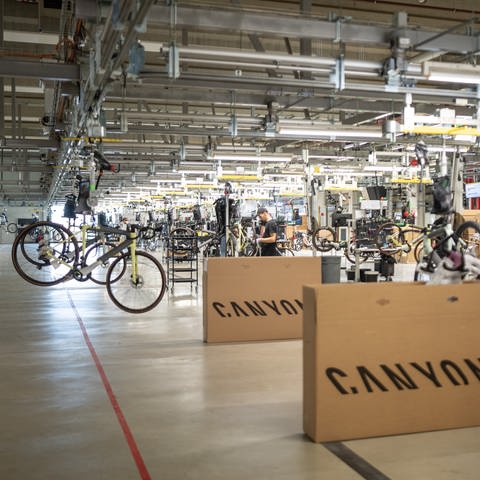 Fahrrad läuft am Band beim Hersteller Canyon aus Koblenz (Foto: Canyon Bicycles GmbH )