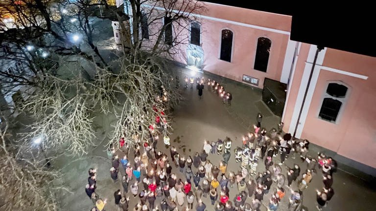 Am Freitagabend fand eine Schweigeandacht auf dem Kirchplatz in Wissen statt.  (Foto: Berno Neuhoff)
