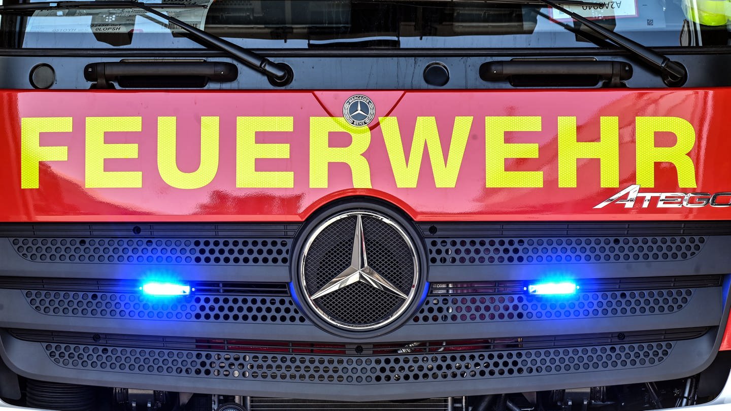 Feuerwehrauto mit blinkenden Lichtern - in Obersteinebach ist der Dachstuhl eines Hotels in Brand geraten (Foto: dpa Bildfunk, Picture Alliance)