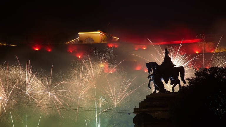 Kaiserdenkmal am Deutschen Eck mit Feuerwerk - Fortbestand von Rhein in Flammen ab 2024 ist gesichert (Foto: dpa Bildfunk, picture alliance / dpa | Thomas Frey)