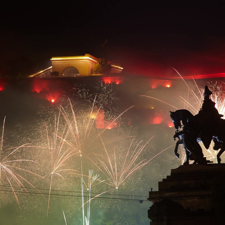 Kaiserdenkmal am Deutschen Eck mit Feuerwerk - Fortbestand von Rhein in Flammen ab 2024 ist gesichert (Foto: dpa Bildfunk, picture alliance / dpa | Thomas Frey)