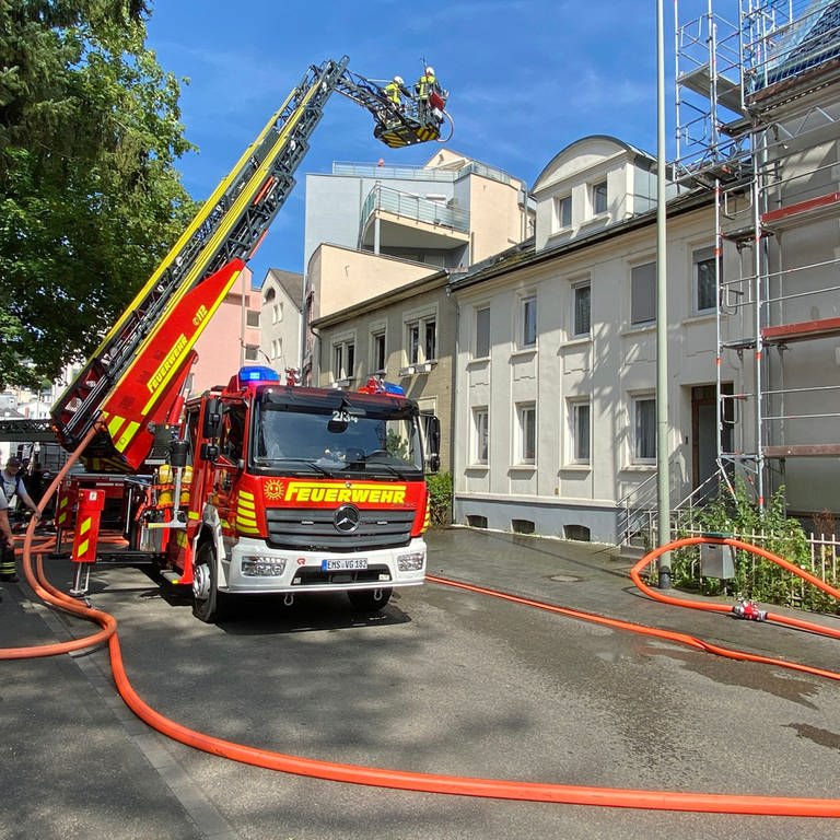 In der Innenstadt von Bad Ems ist am Freitag ein Brand in einem Mehrfamilienhaus ausgebrochen. Die Flammen drohen auf Nachbarhäuser überzugreifen (Foto: SWR)