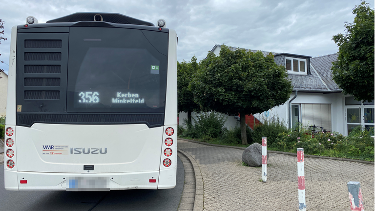 Ein Bus hält vor einer Kindertagesstätte im Kreis Mayen-Koblenz (Foto: SWR)