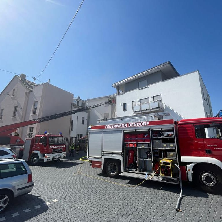 Die Feuerwehr Bendorf versucht einen Brand im Bedorfer Stadtteil Mülhofen zu löschen. (Foto: Feuerwehr Bendorf)