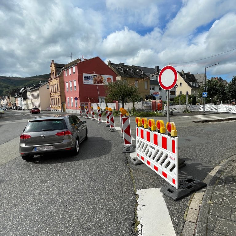 Wegen Sanierungsarbeiten ist die Ostallee in Lahnstein für Autofahrer mit Barken abgesperrt. (Foto: SWR)