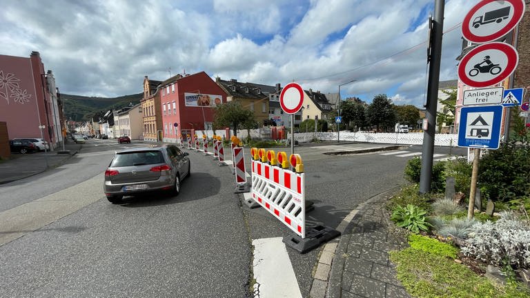 Wegen Sanierungsarbeiten ist die Ostallee in Lahnstein für Autofahrer mit Barken abgesperrt. (Foto: SWR)