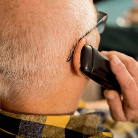 Älterer Mann am Telefon - die Koblenzer Staatsanwaltschaft hat zwei mutmaßliche Schockanrufer festgenommen. (Foto: IMAGO, IMAGO / Fotostand)