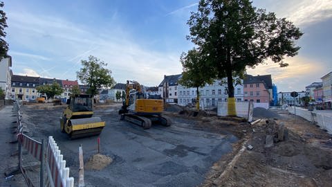 Bäume stehen auf einer Baustelle auf dem Marktplatz in Neuwied. (Foto: SWR)
