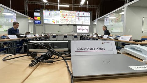 Die neu eingerichtete technische Einsatzleitung an der Feuerwehr- und Katastrophenschutzakademie des Landes (LFKA) in Koblenz. (Foto: SWR)