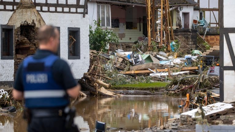 Zwei Jahre nach der Flutkatastrophe im Ahrtal ist die Zerstörung immer noch sichtbar - hier in Mayschoß. (Foto: IMAGO, IMAGO / Reichwein)