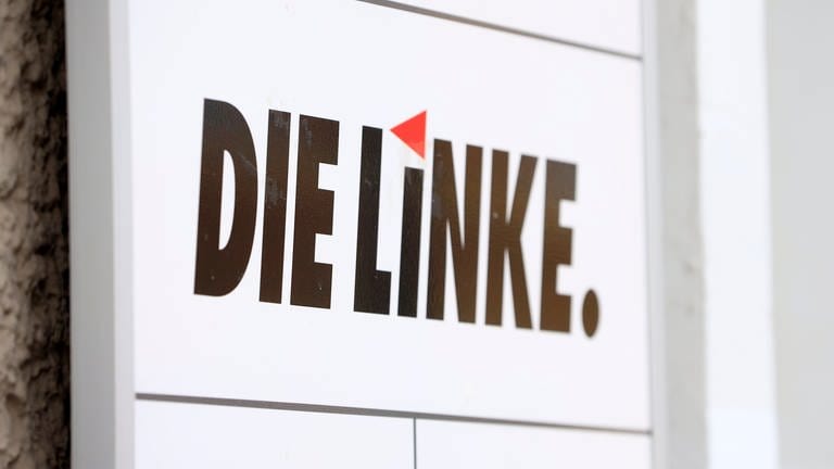 Schild mit Schriftzug Die Linke (Foto: dpa Bildfunk, Picture Alliance)
