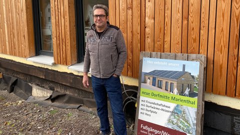 Rolf Schmitt aus Marienthal im Kreis Ahrweiler kümmert sich seit der Ahrflut unter anderem darum, Probleme beim Wiederaufbau zu lösen.  (Foto: SWR)
