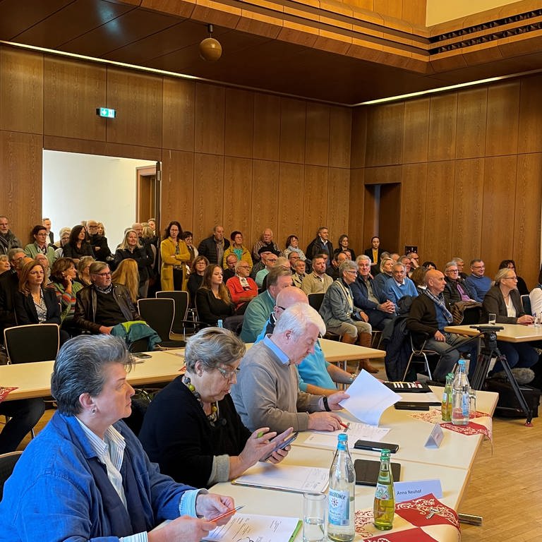 Rund 100 Zuschauer sind zur öffentlichen Sondersitzung des Kreisausschusses in Altenkirchen gekommen. (Foto: SWR)
