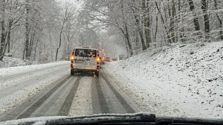 Die Straßen in der Nähe von Montabaur sind verschneit, Autos können nur langsam fahren. (Foto: SWR)