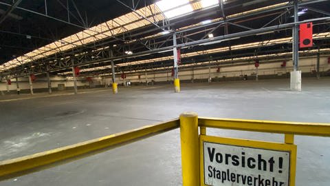 Die große Halle der Firma Brohl-Wellpappe in Ahrbrück soll im neuen Jahr abgerissen werden (Foto: SWR)