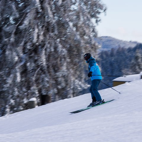Ein Skifahrer fährt die Piste hinunter - im Westerwald öffnen die ersten Skilifte. (Foto: dpa Bildfunk, Picture Alliance)