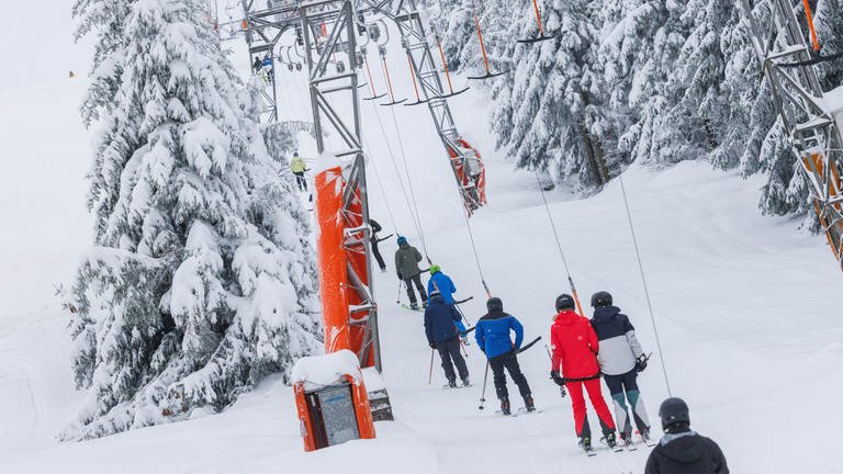 Skifahrer in einem Schlepplift - im Westerwald haben die ersten Skilifte geöffnet. (Foto: dpa Bildfunk, Picture Alliance)