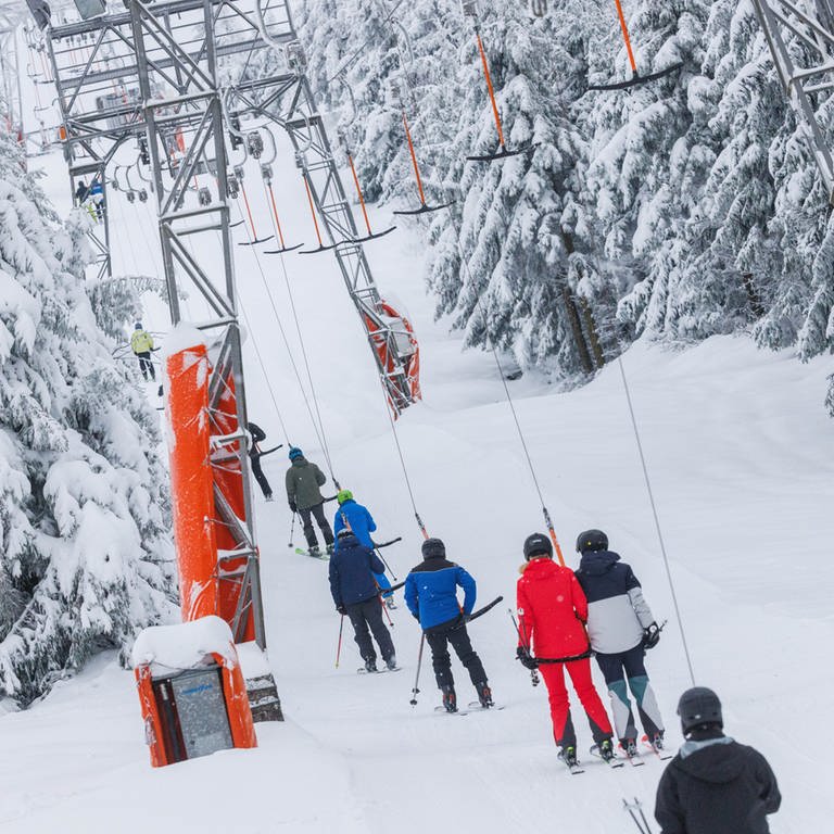 Skifahrer in einem Schlepplift - im Westerwald haben die ersten Skilifte geöffnet. (Foto: dpa Bildfunk, Picture Alliance)