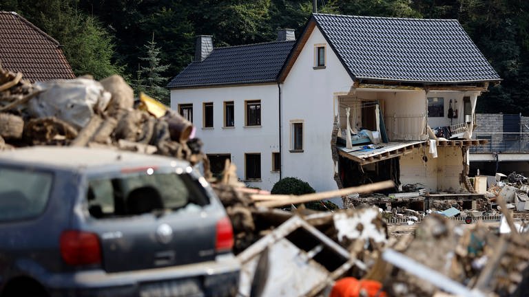 Ein zerstörtes Haus im Ort Dernau kurz nach der Flutkatastrophe im Sommer 2021. (Foto: dpa Bildfunk, Picture Alliance)