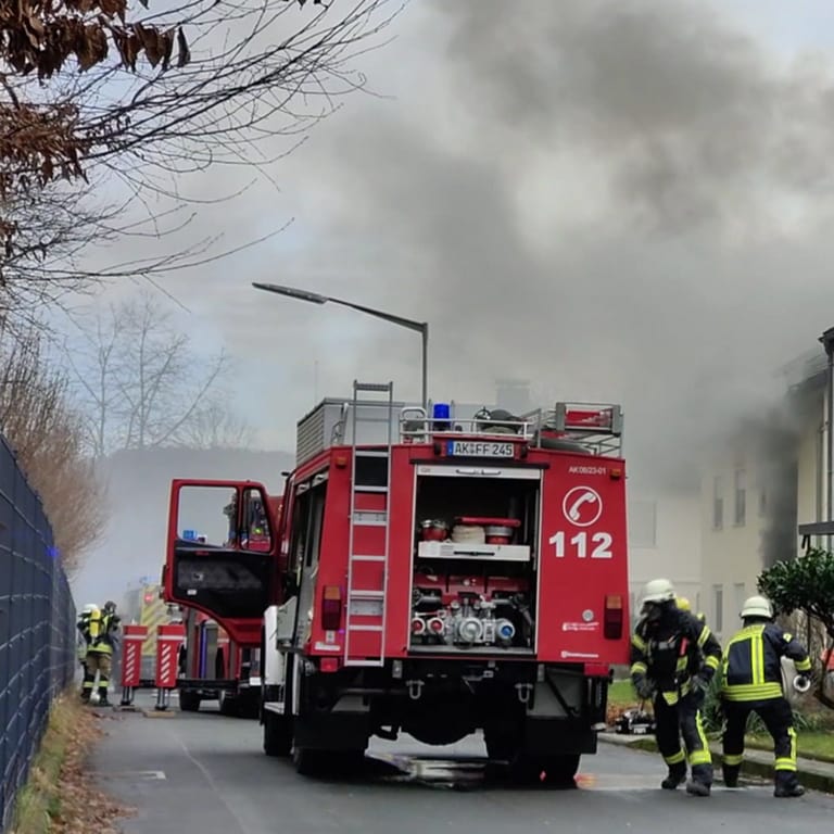 Etwa 130 Einsatzkräfte waren bei dem Feuer in einem Mehrfamilienhaus in Altenkirchen am Brandort. (Foto: SWR)