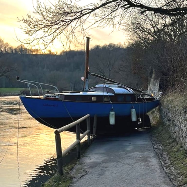 Boot liegt mitten auf Fahrradweg. (Foto: Verbandsgemeindeverwaltung Diez)