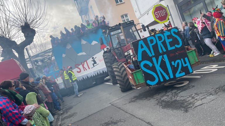 Der KC Suffköpp feiert Aprés Ski auf dem eigenen Wagen. (Foto: SWR)