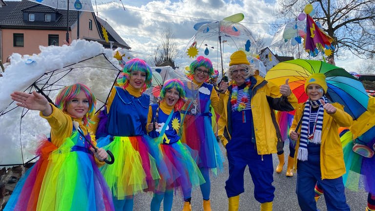 Bunt kostümierte Karnevalisten freuen sich auf den Veilchendienstagumzug 2024 im Neuwieder Stadtteil Heimbach-Weis.  (Foto: SWR)