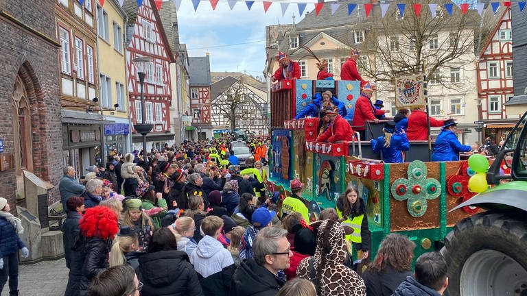 Menschenmassen beim Karnevalsumzug in Montabaur am Veilchendienstag 2024 (Foto: SWR)