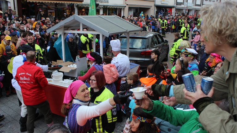 Suppenausgabe beim Karnevalsumzug in Montabaur am Veilchendienstag 2024 (Foto: SWR)