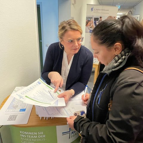 Im St. Elisabeth Krankenhaus Lahnstein informierten etwa 30 Firmen und Einrichtungen über Beschäftigungsmöglichkeiten für die entlassenen Mitarbeitenden des Krankenhauses.  (Foto: SWR)