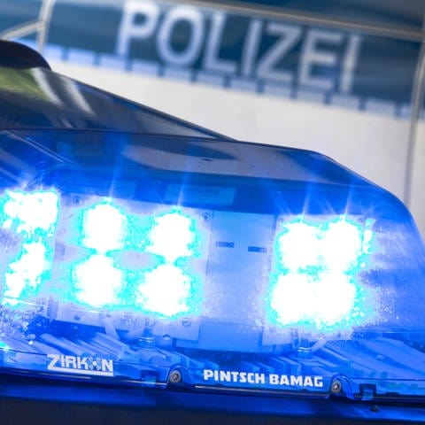 Blaulicht eines Polizeiwagens - die Polizei sucht im Westerwald nach einer vermissten 13-Jährigen aus Kroppach. (Foto: dpa Bildfunk, Picture Alliance)