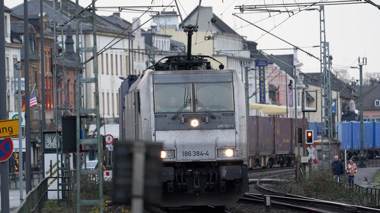 Güterzug fährt durchs Mittelrheintal. Die Bahn saniert die Bahnstrecke auf der rechten Rheinseite von Wiesbaden bis Troisdorf.  (Foto: dpa Bildfunk, Picture Alliance)