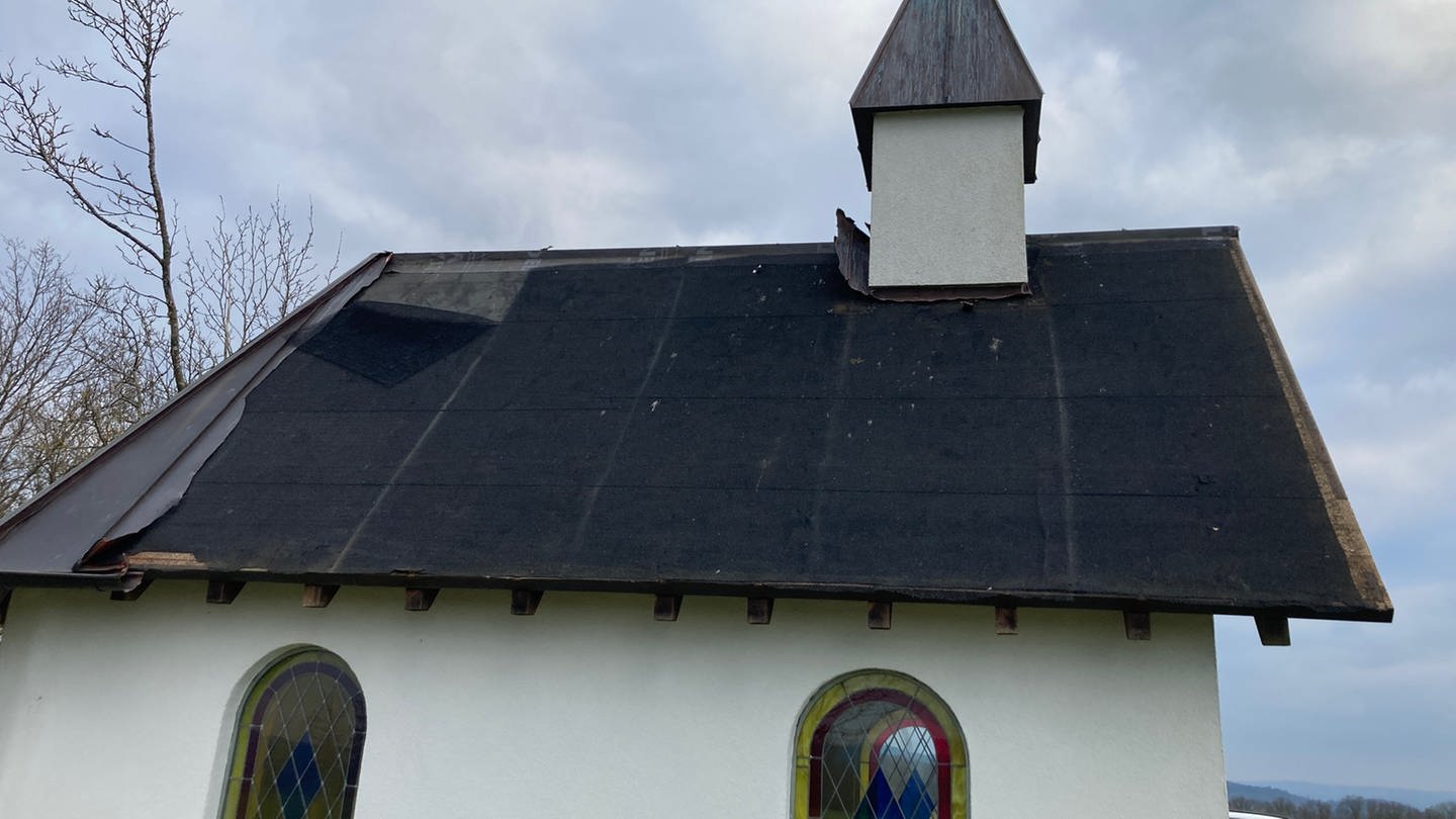 Bei der Kottenborner Kapelle in Wershofen im Kreis Ahrweiler wurde das Dach aus Kupfer gestohlen. (Foto: Siegfried Schmitz Wershofen)
