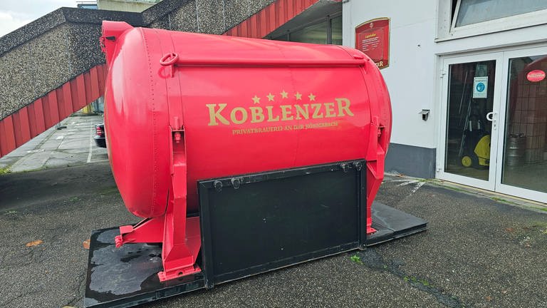 Ein rotes Bierfass mit der Aufschrift "Koblenzer Brauerei": Auch das wird nach der Insolvenz im Internet versteigert (Foto: Hanseatische Industrie-Consult GmbH & Co. KG)