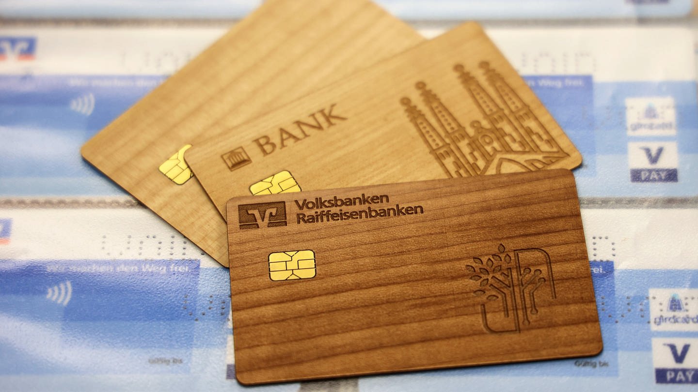 Die Raiffeisendruckerei stellt für verschiedene Banken Bezahlkarten aus Holz her (Foto: Raiffeisendruckerei Neuwied)