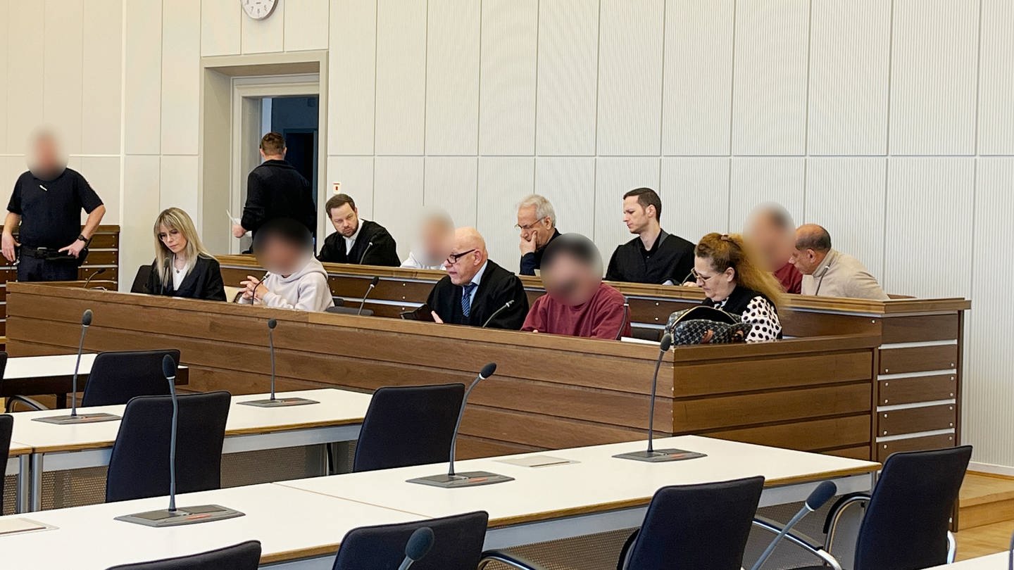 Fünf Männer auf der Anklagebank im Koblenzer Landgericht - sie sollen einen Mann in Betzdorf entführt haben. (Foto: SWR)