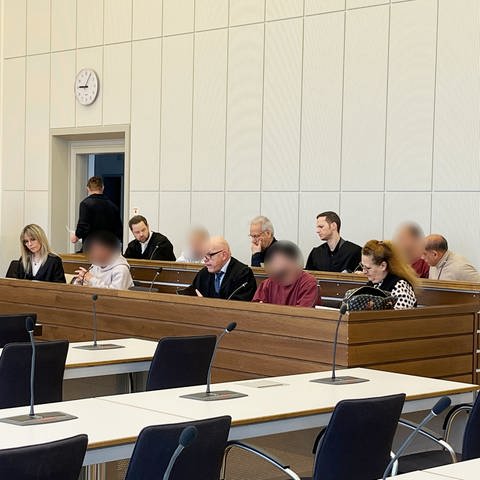 Fünf Männer auf der Anklagebank im Koblenzer Landgericht - sie sollen einen Mann in Betzdorf entführt haben. (Foto: SWR)