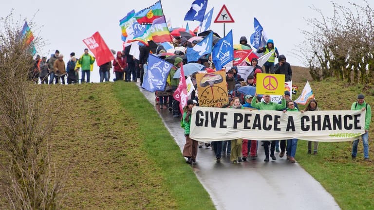 Eine Menschengruppe demonstriert am Ostermontag am Fliegerhorst Büchel für Frieden und gegen Atomwaffen.