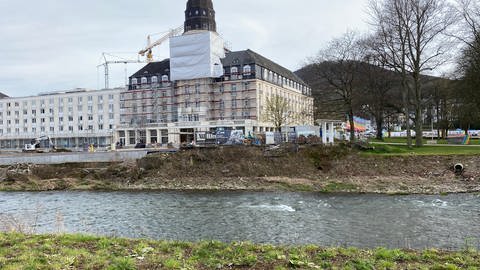 Kurgartenbrücke fehlt noch in Bad Neuenahr-Ahrweiler. Eine weitere Großbaustelle mitten in der Stadt.  (Foto: SWR)