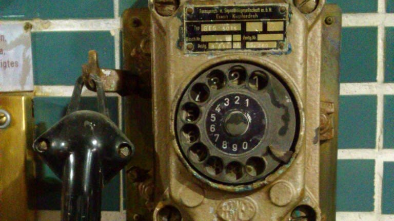 Auch antike Manometer, ein altes Telefon und 20 Hähne aus dem Maische- und Würzraum stehen zum Verkauf (Foto: Bruno Nonninger)
