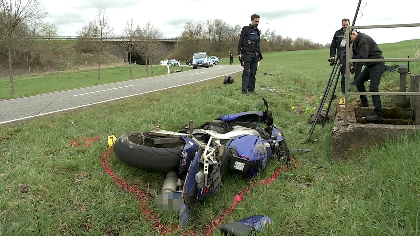 Ein Motorradfahrer ist bei Ulmen vor der Polizei geflüchtet und kam bei eiem Unfall ums Leben. (Foto: Winkler TV)