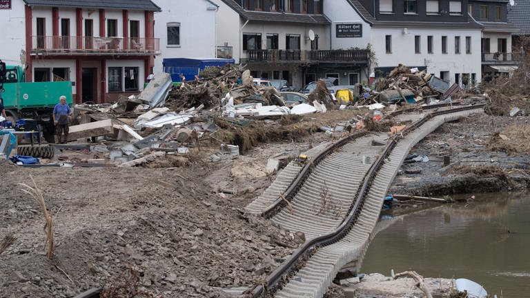 Die Schienen der Bahnstrecke in Dernau sind unterspült. Zahlreiche Häuser in dem Ort wurden komplett zerstört oder stark beschädigt (Foto: dpa Bildfunk, picture alliance/dpa | Boris Roessler)