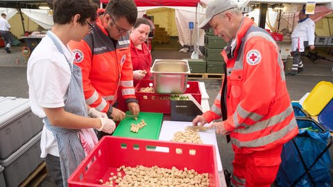 Die Küchencrew des Verpflegungszentrums des Deutschen Roten Kreuz im Ahrta kocht schon am Morgen das Mittagessen.  (Foto: dpa Bildfunk, picture alliance/dpa | Thomas Frey)