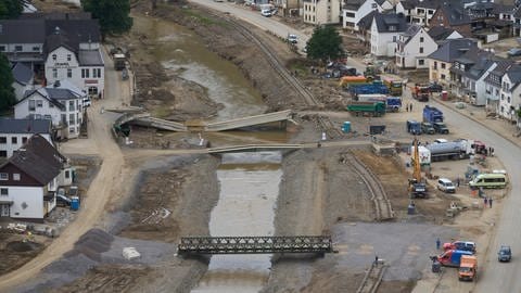 Eine Behelfsbrücke in Dernau ist fertiggestellt. Dahinter sind die zerstörte Brücke und eine Panzerschnellbrücke zu sehen. (Foto: dpa Bildfunk, picture alliance/dpa | Thomas Frey)