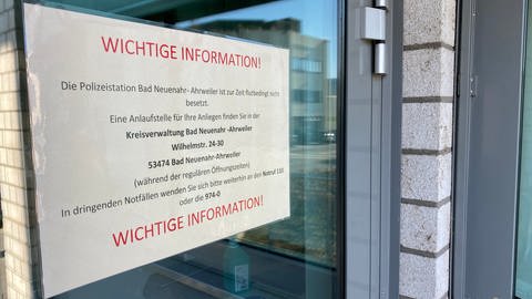 Ein Hinweisschild an der Tür der Polizeistation in Bad Neuenahr-Ahrweiler (Foto: SWR)